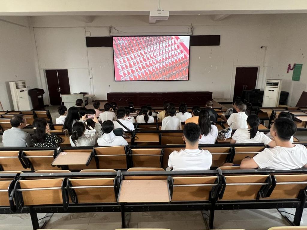 公共课部组织教师收看纪念中国人民抗日战争暨世界反法西斯战争胜利80周年大会